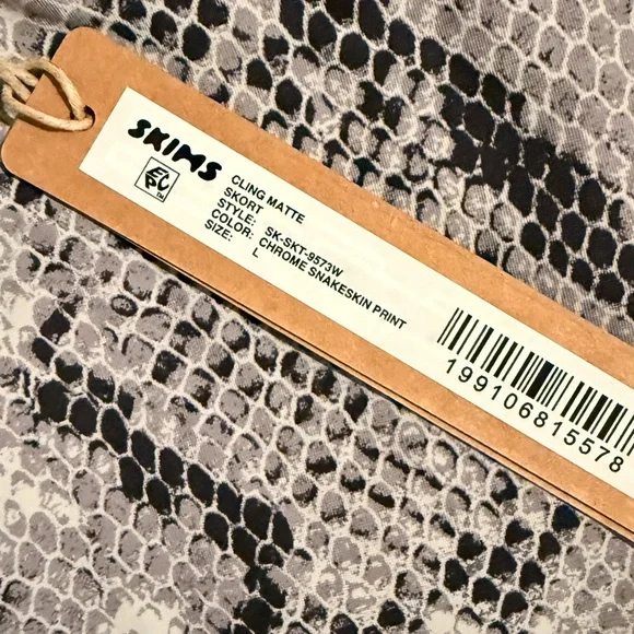 SKIMS Clingmate Snakeskin Skort Chrome Snakeskin Print NWT Size L - Picture 2 of 4